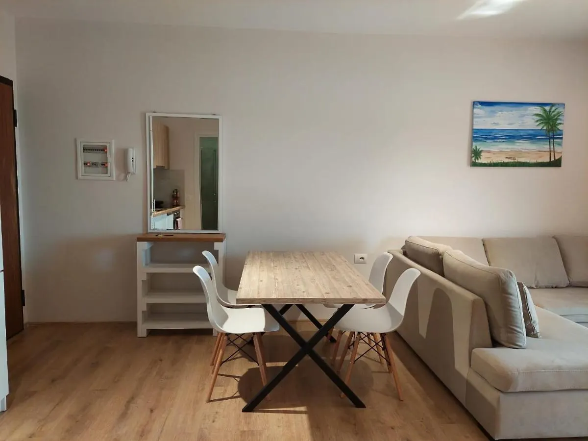 סרנדה Martyna Apartment 0*,